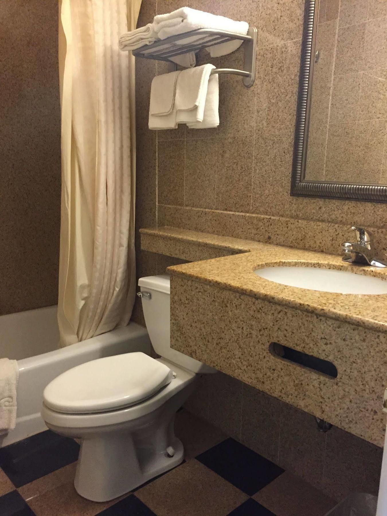 Track & Turf Motel Mount Laurel Buitenkant foto